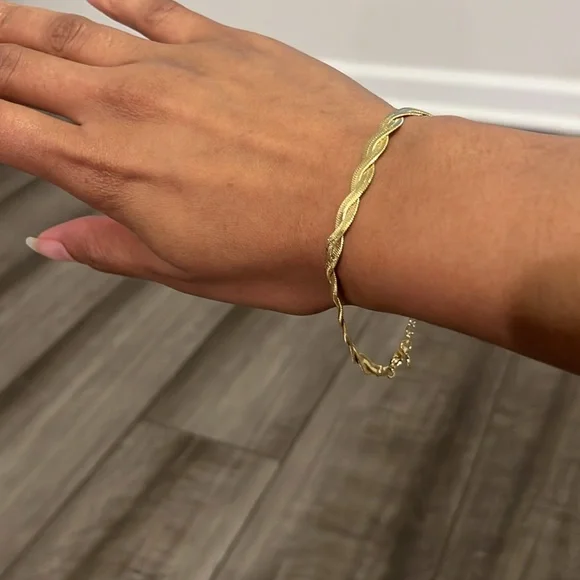 #96 Gold Plated Twisted Herringbone bracelet - Picture 4 of 8
